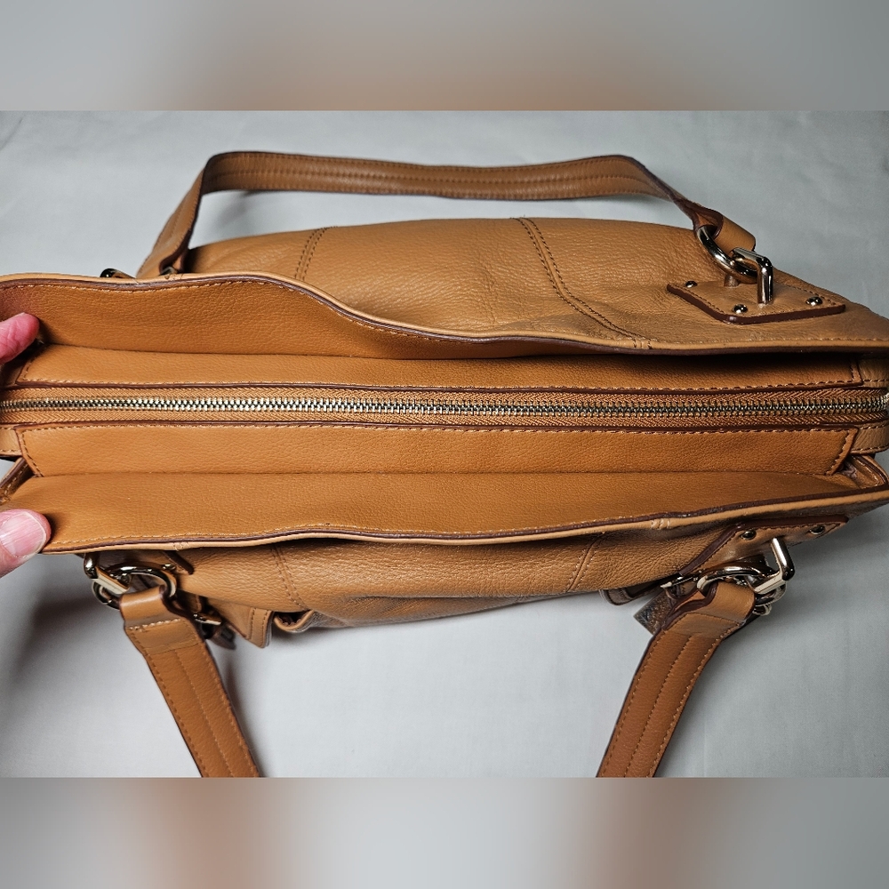 EUC Etienne Aigner Tan Leather Shoulder Bag With Metal Tag - Picture 4 of 15